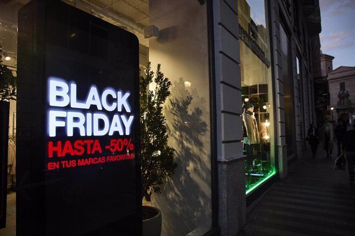 Archivo - Un cartel anuncia los descuentos del Black Friday en un comercio