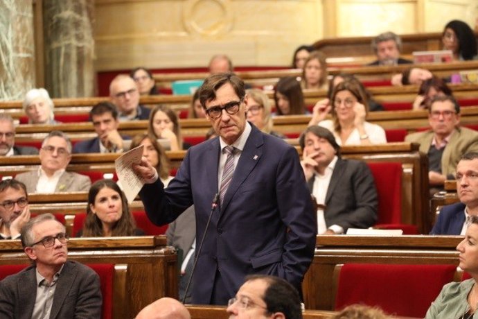 El primer secretario del PSC, Salvador Illa, en el pleno del Parlament