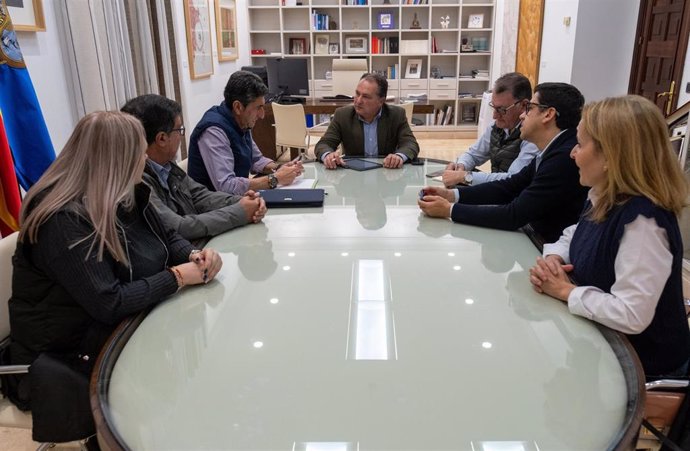 Imagen de la reunión entre la Diputación y UGT Huelva.