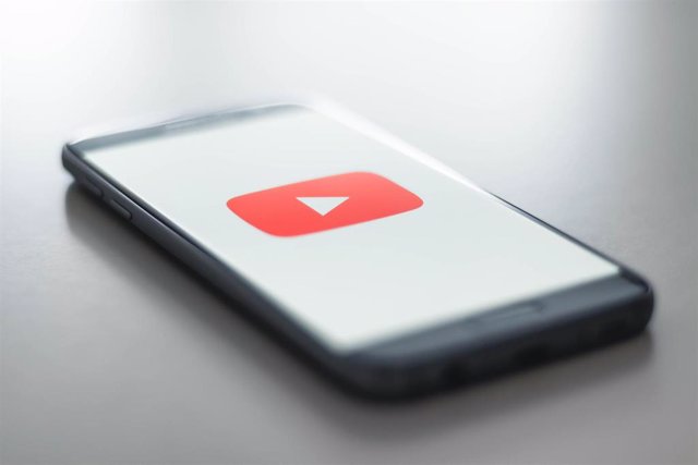 Un móvil con el logo de YouTube