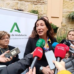 Loles López atiende a los periodistas en Córdoba.