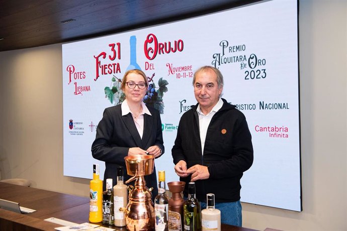 La consejera de Cultura, Turismo y Deporte, Eva Guillermina Fernández, y el alcalde Potes, Javier Gómez, presentan en rueda de prensa la Fiesta del Orujo 2023.