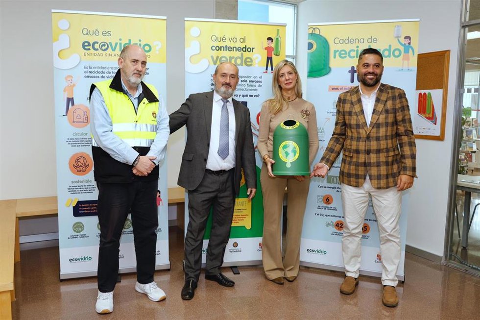 Los ediles de Salud Pública y Seguridad y de Educación y Cultura, Alberto Cuadrado y Irene Carvajal (en el centro), junto al representante de Ecovidrio, José Carlos Agustina (dch); y el director del Servicio Municipal de Limpieza, Chema Pérez Concellón