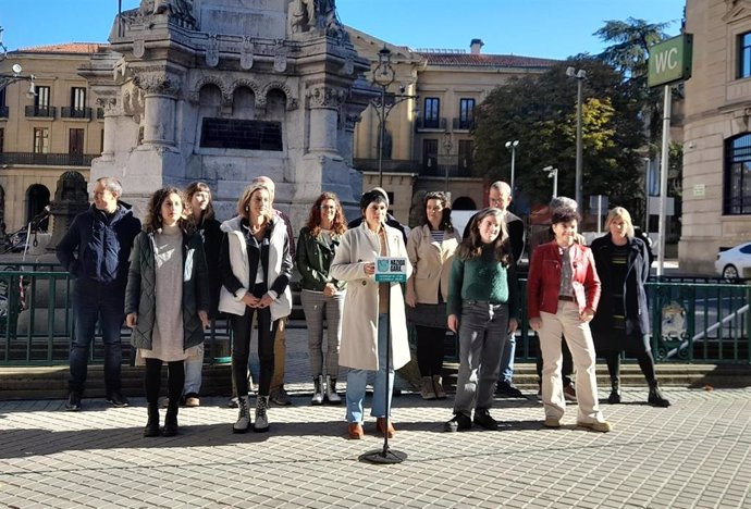 La portavoz de EH Bildu en el Parlamento de Navarra, Laura Aznal, junto a otros integrantes de la formación abertzale