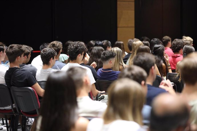 Archivo - Jóvenes en el inicio del curso 