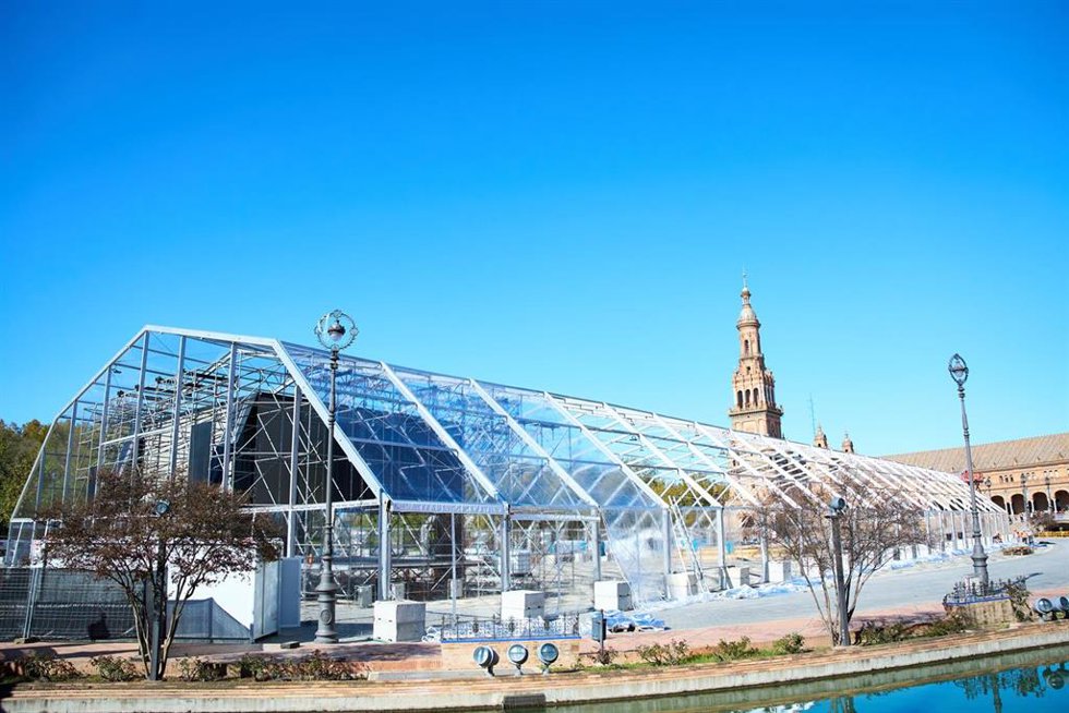 Detalle de las banderolas anunciando los Grammys Latinos en la Plaza de la Encarnación, a 7 de noviembre de 2023 en Sevilla (Andalucía, España). 