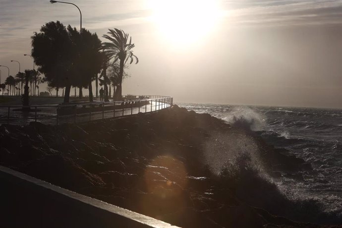 Archivo - Fuerte oleaje causado por el viento, a 17 de enero de 2023, en Palma 