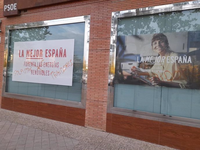 Pintadas en la puerta del PSOE de Granada