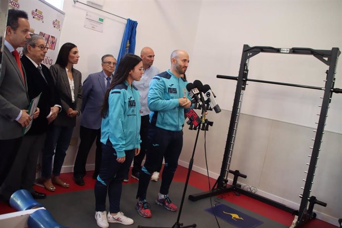 Los representantes de las tres instituciones presentan el primer aparato destinado a mejorar el tratamiento y pronostico de estos enfermos en el gimnasio municipal de Alhama de Murcia