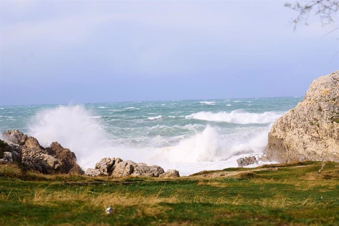 Olas rompiendo en Cantabria