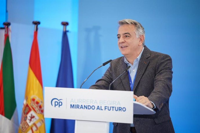 El nuevo presidente del PP vasco, Javier de Andrés, interviene durante un Congreso territorial extraordinario del PP vasco para elegir a su nuevo presidente, en el Palacio Europa, a 4 de noviembre de 2023, en Vitoria-Gasteiz, Álava