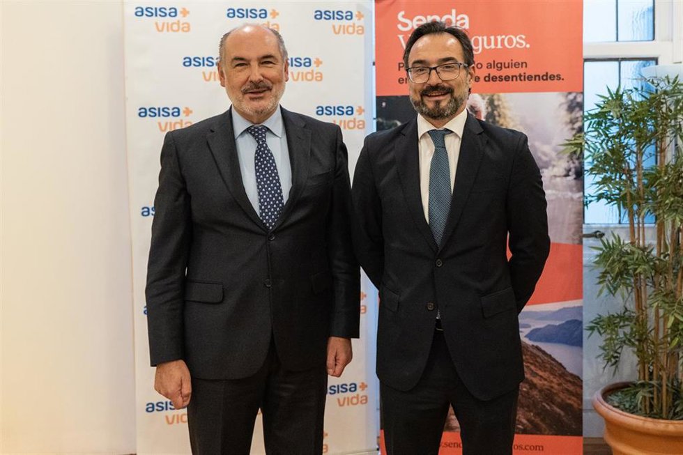 Joaquín Tabernero, consejero delegado de Senda Vivir Seguros, y Francisco Martínez Aguilar, director general de ASISA Vida, tras la firma del acuerdo entre las dos compañías.