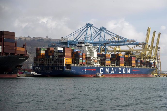 Archivo - Un barco de mercancías en el puerto de Barcelona