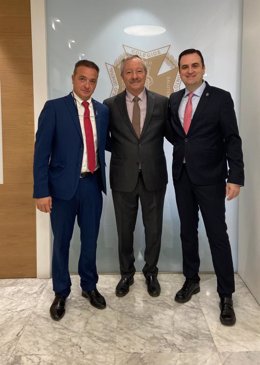 En la imagen: Diego Torralba, profesor del Grado en Odontología de la UCAM; Juan Carlos Pérez Calvo, director médico de UCAM Dental, y Manuel Máiquez, vicedecano de la Católica.