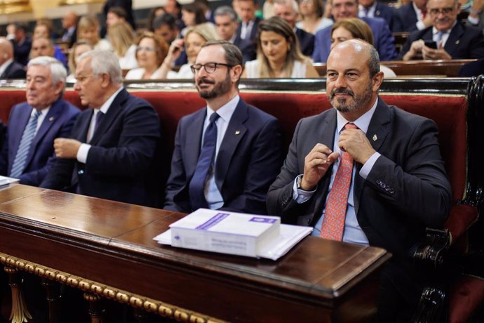 Archivo - (D-I) El candidato del PP a la Presidencia del Senado y vicesecretario de coordinación autonómica del PP, Pedro Rollán; el portavoz del PP en el Senado, Javier Maroto; y el senador Javier Arenas; en el hemiciclo de la Cámara Alta antes de la S