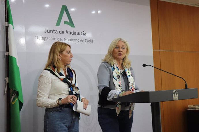 La delegada del Gobierno de la Junta de Andalucía en Cádiz, Mercedes Colombo, y la delegada territorial de Economía, Hacienda y Fondos Europeos, Inmaculada Olivero, en rueda de prensa.