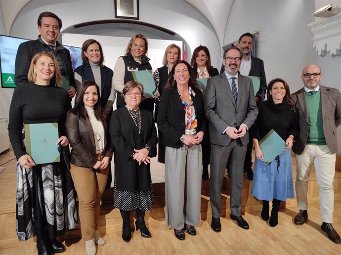 La consejera de Inclusión Social, Juventud, Familias e Igualdad de la Junta de Andalucía, Loles López (centro), en la entrega de las resoluciones de las subvenciones del Plan Corresponsables.