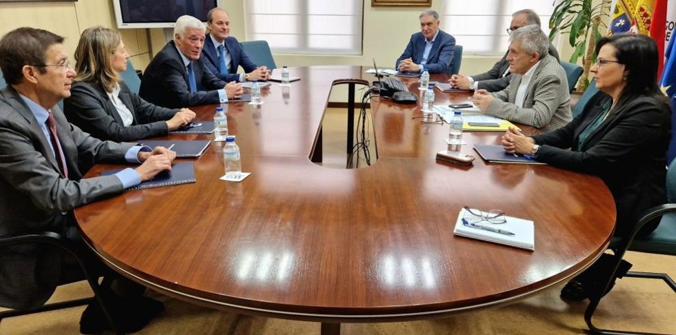 El consejero de Agricultura, Ganadería y Alimentación del Gobierno de Aragón, Ángel Samper, y el presidente de Agroseguro, Ignacio Machetti, en una reunión para abordar mejoras de la contratación de la póliza