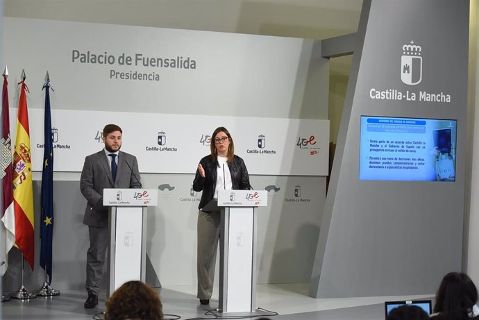 La portavoz del Gobierno regional, Esther Padilla, en rueda de prensa para dar cuenta de los acuerdos del Consejo de Gobierno, junto al consejero de Fomento, Nacho Hernando.