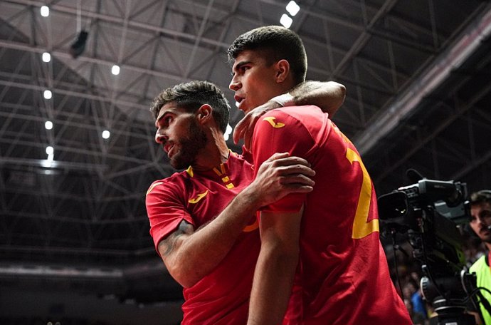 Adolfo celebra junto a Antonio el 1-0 en el España-Eslovenia clasificatorio para el Mundial 2024 de Fútbol Sala