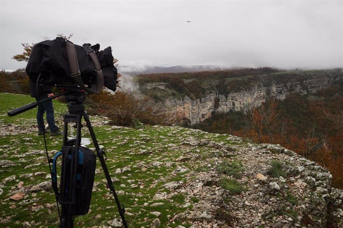 Una cámara de vídeo graba el Balcón de Pilatos de la Sierra de Urbasa, donde se han encontrado los cadáveres del padre y su hijo, de 54 y 7 años respectivamente.