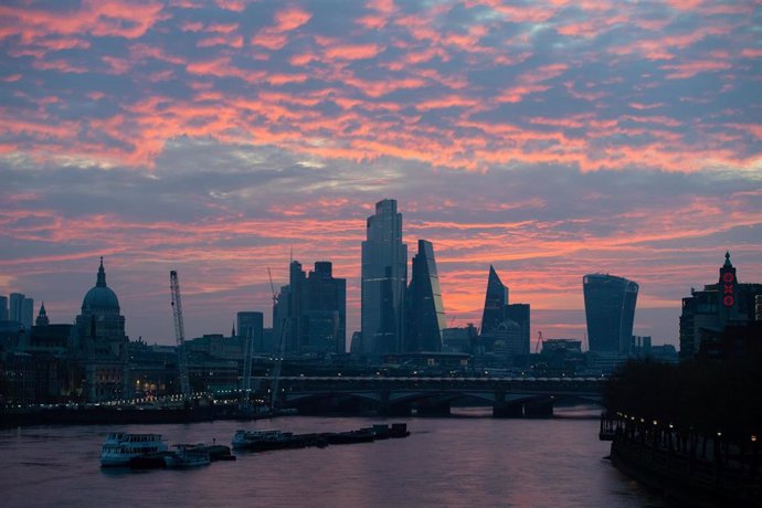 Archivo - 08 April 2020, England, London: The London skyline at sunrise, showing St Paul's Cathedral and skyscrapers in the City financial district, including the Leadenhall Building, and 20 Fenchurch Street (also known as the Walkie Talkie). Photo: Dom