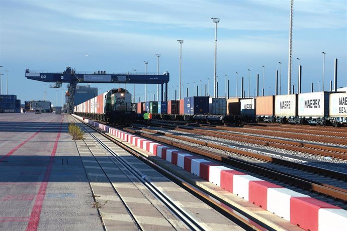 El tren que une el Puerto de Barcelona con Francia en la terminal Best.