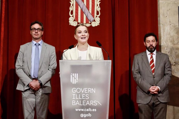 Costa, Prohens y Alcover, en el Consolat de Mar.