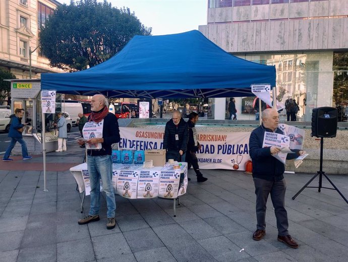 Puesto informativo en Bilbao de plataformas por una sanidad pública vasca