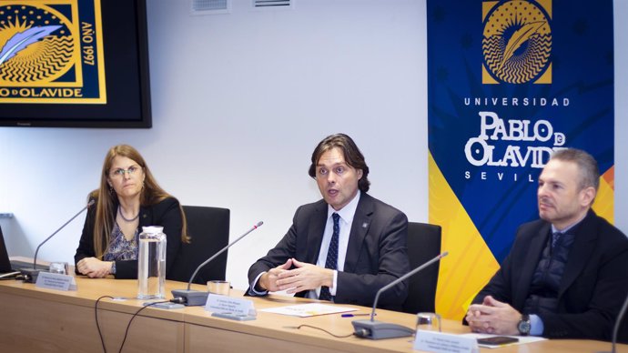 El rector de la Pablo de Olavide, Francisco Oliva, en la inauguración del ciclo de conferencias del profesorado emérito.