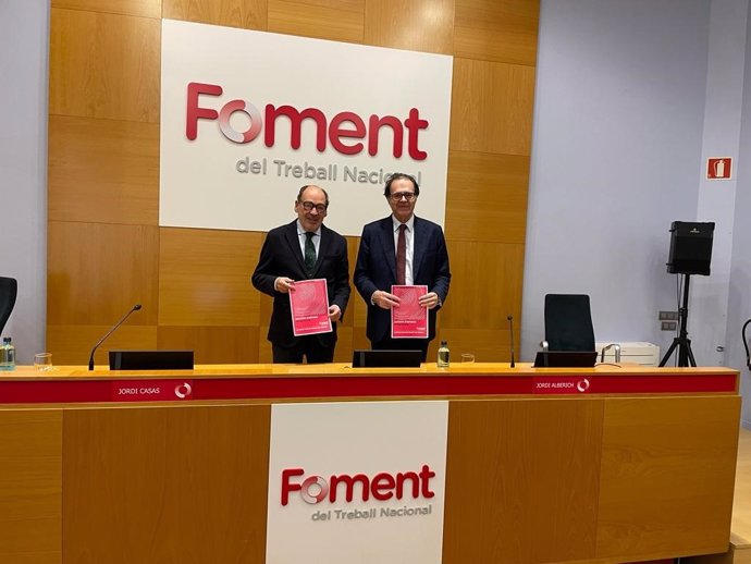 El jefe del Gabinete de Presidencia de Foment del Treball, Jordi Casas, y el vicepresidente del Institut d'Estudis Estratgics, Jordi Alberich, en la presentación del informe.