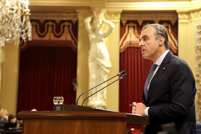 El conseller de Educación y Universidades, Antoni Vera, en una intervención en el Parlament. 