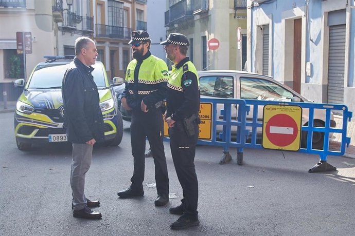 Archivo - José Luis Sanz, alcalde de Sevilla, conversa con dos agentes de la Policía Local.