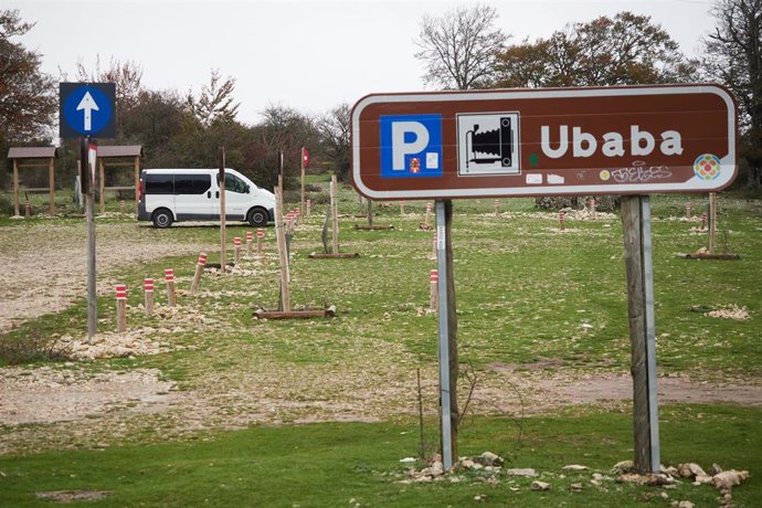 El parking de la Sierra de Urbasa, en las inmediaciones de donde se han encontrado los cadáveres del padre y su hijo, de 54 y 7 años respectivamente, a 7 de noviembre de 2023, en Urbasa, Navarra (España). 