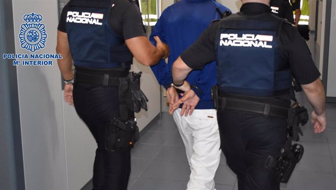 Agentes de la Policía Nacional de la Comisaría Sur de Tenerife han detenido a nueve personas de entre 24 y 40 años -ocho hombres y una mujer-, dos de ellos con antecedentes policiales, como presuntos autores de un delito contra la salud pública.