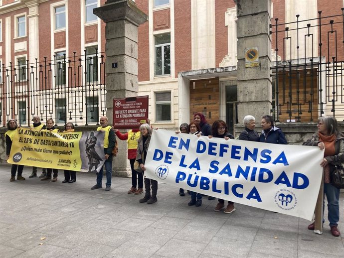 Reprsentantes de Amnistía Internacional y de las Paltaformas por la Sanidad Pública después de entregar las firmas en la Consejería de Sanidad.