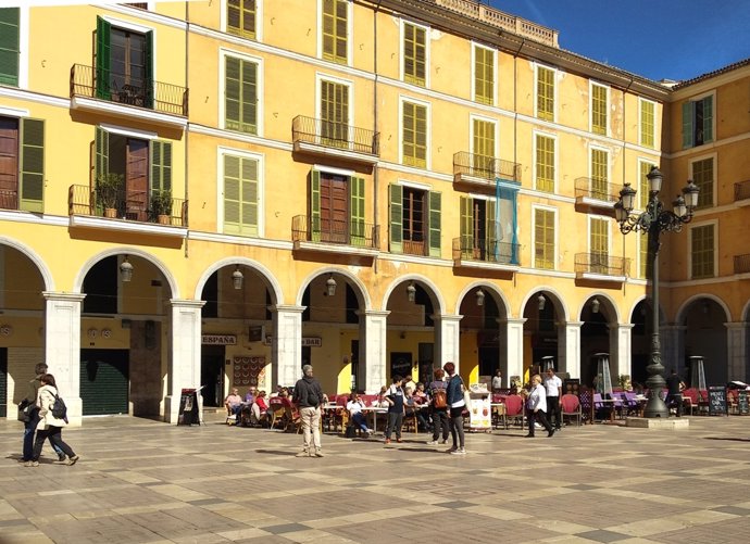 Archivo - Terrazas en la plaza mayor de Palma.