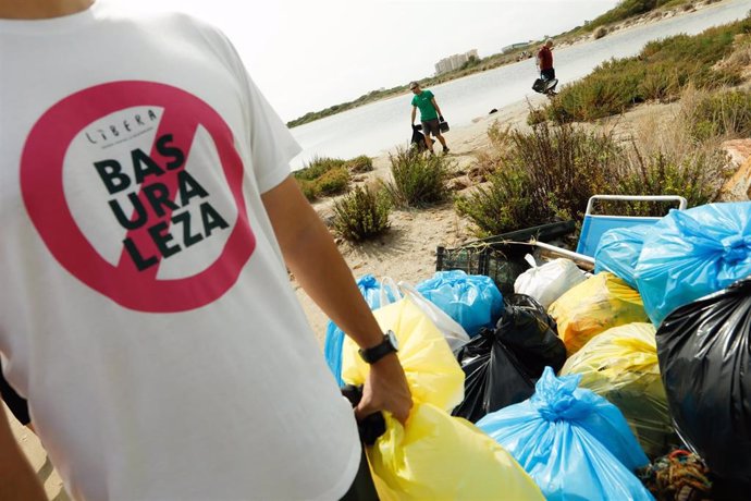 Archivo - Bolsas de basura amontonadas durante la campaña '1m2 por las playas y los mares', en la playa de la Caleta del Estacio, a 16 de septiembre de 2023, en San Javier, Murcia, Región de Murcia (España). Esta iniciativa está organizada por el Proyec