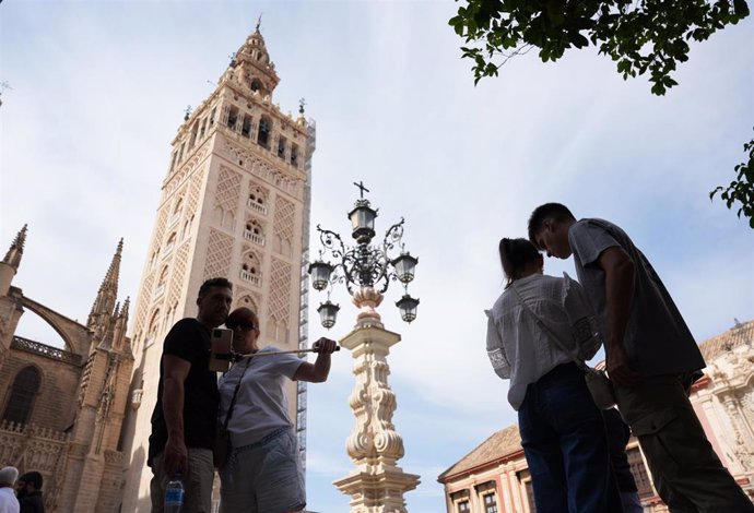 Turistas pasean por los lugares más representativos de la ciudad, a 13 de octubre de 2023, en Sevilla, (Andalucía, España). 