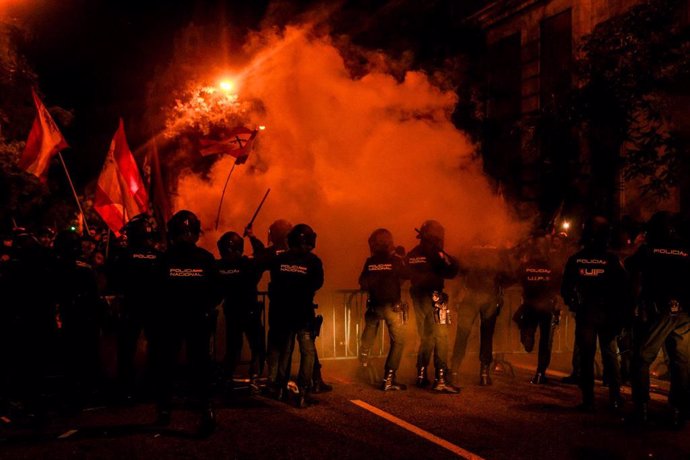 La Policía carga contra los manifestantes durante una concentración en contra de la amnistía, frente a la sede del PSOE en la calle Ferraz, a 6 de noviembre de 2023, en Madrid (España). Los manifestantes se han mostrado opuestos al pacto de los socialis