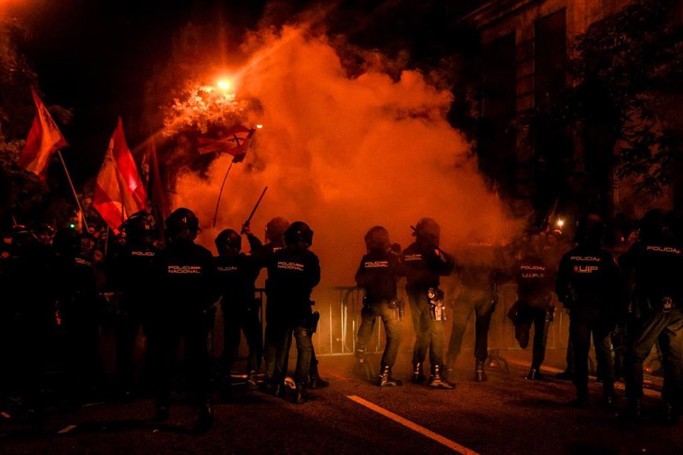 La Policía carga contra los manifestantes durante una concentración en contra de la amnistía, frente a la sede del PSOE en la calle Ferraz, a 6 de noviembre de 2023, en Madrid (España). Los manifestantes se han mostrado opuestos al pacto de los socialis