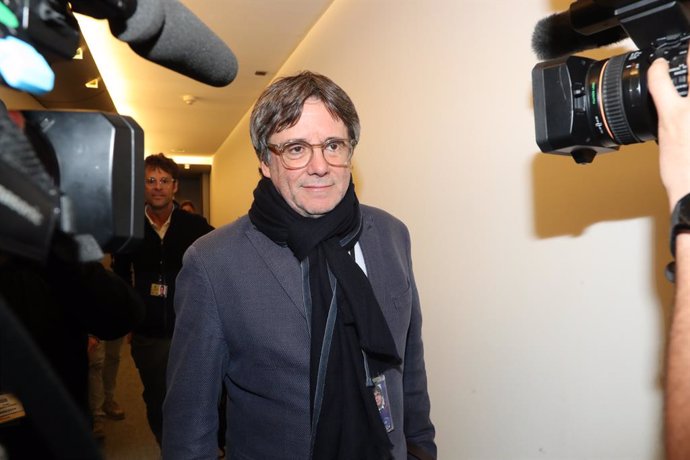 El expresidente de la Generalitat, Carles Puigdemont, a su llegada al Parlamento Europeo, a 8 de noviembre de 2023, en Bélgica (Bruselas). Los negociadores de Junts y del PSOE siguen sin llegar a un acuerdo sobre la ley de amnistía a primera hora de hoy