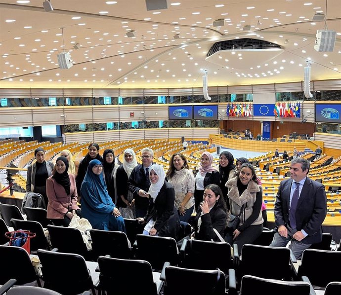 El eurodiputado socialista extremeño Nacho Sánchez Amor ha recibido en Bruselas a un grupo de mujeres musulmanas