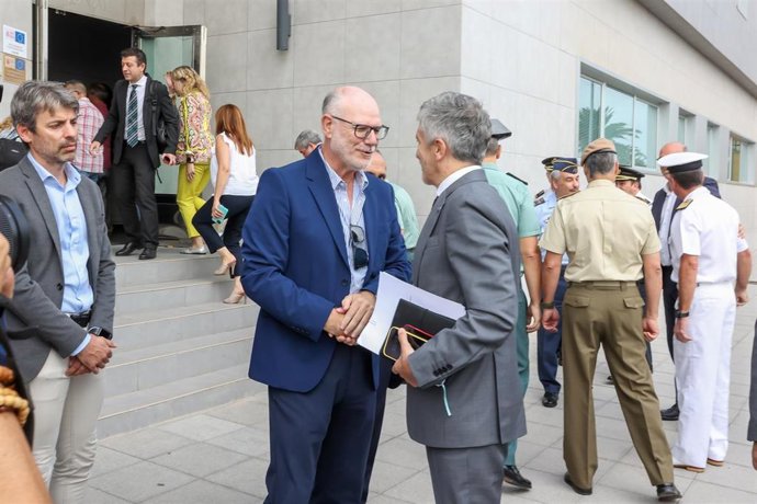 El ministro de Interior en funciones, Fernando Grande-Marlaska (3i), saluda a su llegada a una reunión de coordinación sobre la inmigración, en el Centro de Coordinación Regional de Canarias, a 16 de octubre de 2023, en Las Palmas de Gran Canaria, Gran 