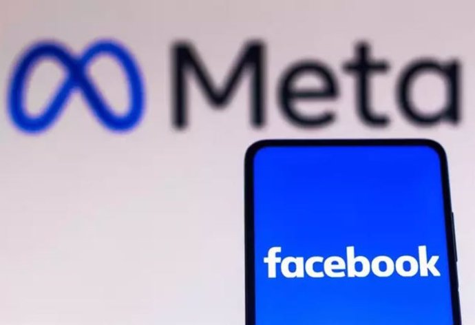 Logo de Meta con la interfaz de inicio de Facebook en un 'smartphone'