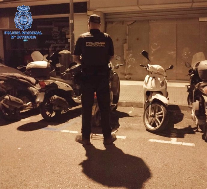 Un agende de la Policía Nacional de Ibiza de espaldas.