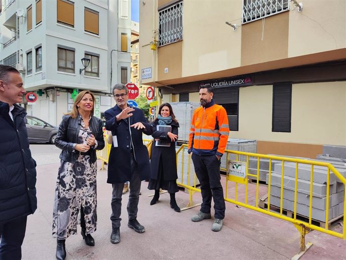 La alcaldesa de Zaragoza, Natalia Chueca, visita la remodelación de la calle Agustina de Aragón
