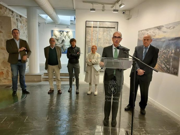 El presidente de la Diputación de Salamanca, Javier Iglesias, junto al presidente de Fundación Gaceta, Pedro Díaz (d), en la inauguración de la exposición en La Salina