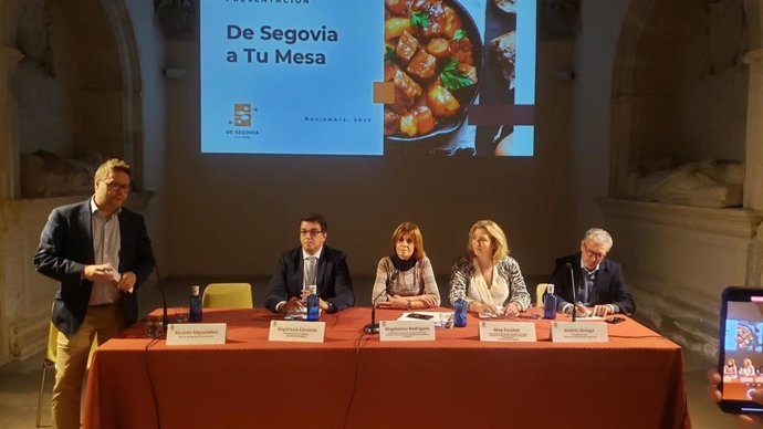 Ricardo Migueláñez (i), Angel Luis LLorente, Magdalena Rodríguez, May Escobar y Andrés Ortega.