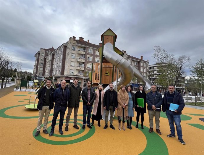 El alcalde de Siero, Ángel Garcia, junto a ediles de diferentes partidos en el Ayunamiento y el aparejador municipal, Daniel Amores.